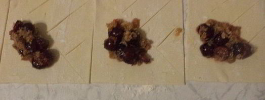 слоеные пирожки с вишнево-кокосовой начинкой. Шаг 4