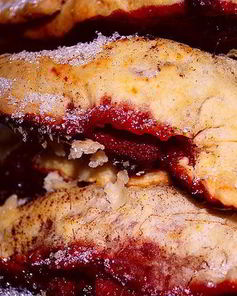 Слоеные пирожки с вишнями и шоколадом