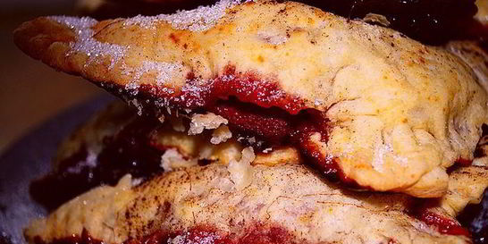 Слоеные пирожки с вишнями и шоколадом