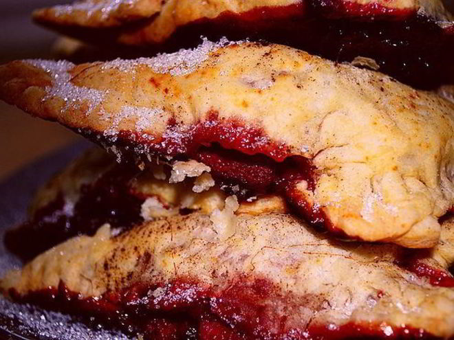 Рецепт слоеных пирожков с вишнями и шоколадом