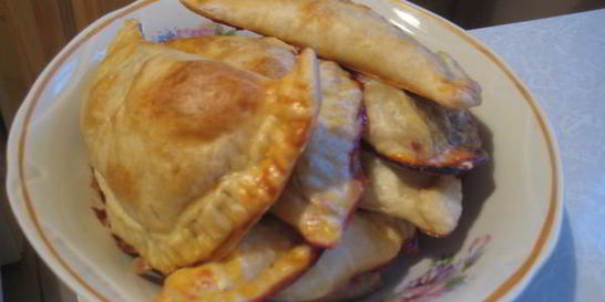 Слоеные пирожки с ягодами в шоколаде