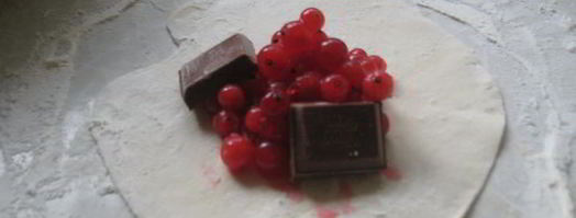 слоеные пирожки с ягодами в шоколаде. Шаг 2