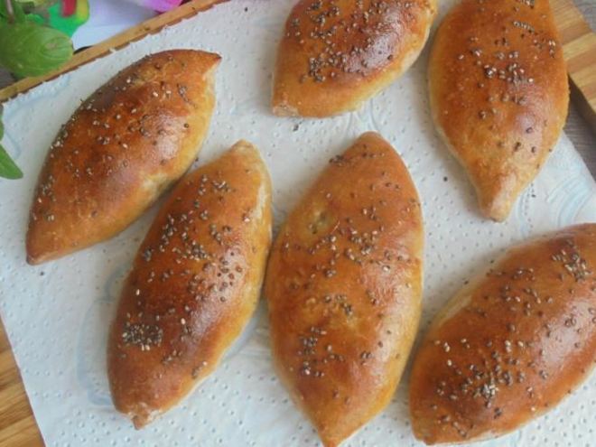 Рецепт цельнозерновых пирожков со снытью, морской капустой и яйцом