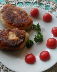 Жареные дрожжевые пирожки с рисом яйцом и луком