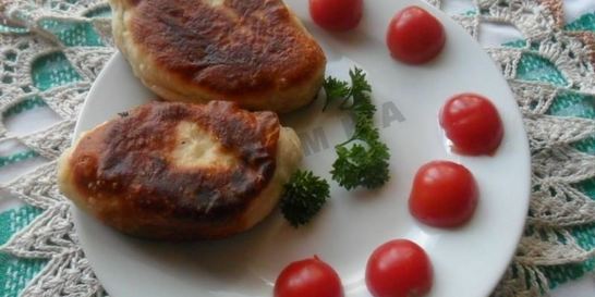 Жареные дрожжевые пирожки с рисом яйцом и луком