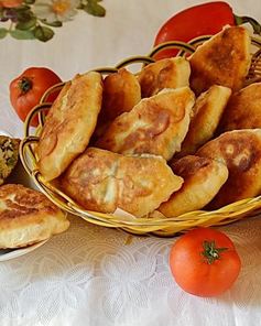 Жареные пирожки с луком и яйцом на кефире