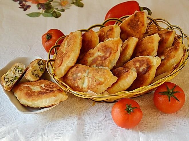 Рецепт жареных пирожков с луком и яйцом на кефире