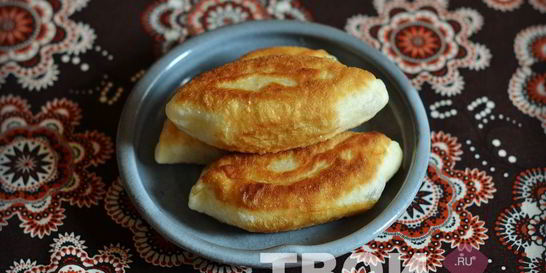Жареные пирожки с луком и яйцом