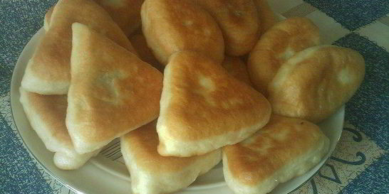 Жареные пирожки с начинкой из соленых огурцов