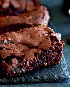 Брауни с черным шоколадом и черной смородиной