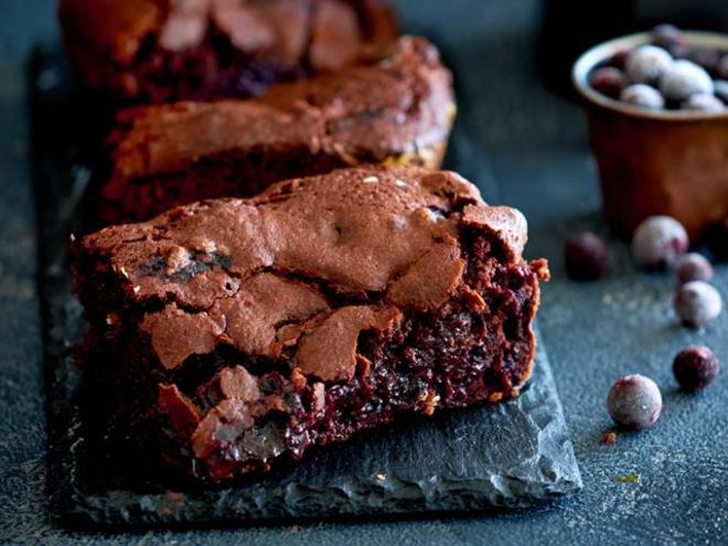 Рецепт брауни с черным шоколадом и черной смородиной