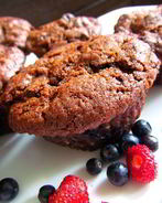 Брауни с земляникой и черникой