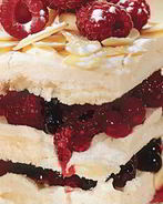 Миндальные пирожные с ягодами