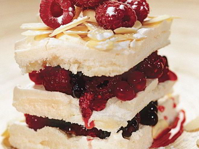 Рецепт миндальных пирожных с ягодами