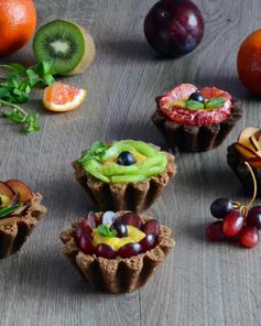 Песочные корзиночки с фруктами пирожные