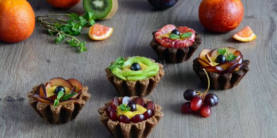 Песочные корзиночки с фруктами пирожные