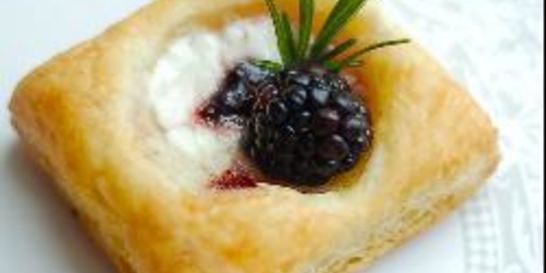 Пирожное из слоеного теста со сливочным сыром