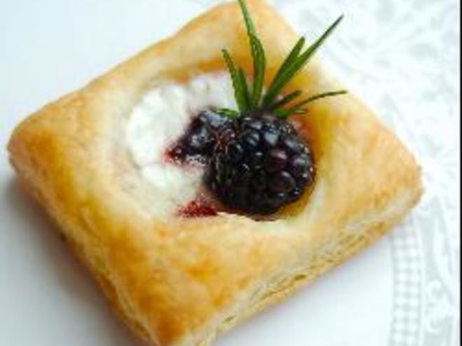 Рецепт пирожного из слоеного теста со сливочным сыром