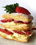 Пирожное Наполеон с клубникой