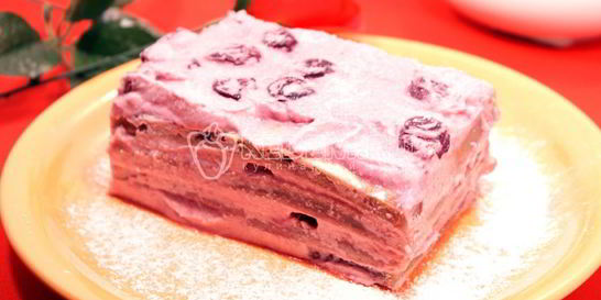 Пирожное с вишней