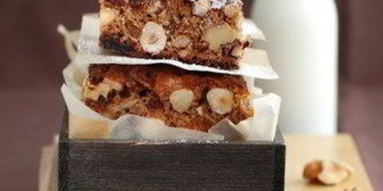 Пирожные с ягодами, миндалем и шоколадом