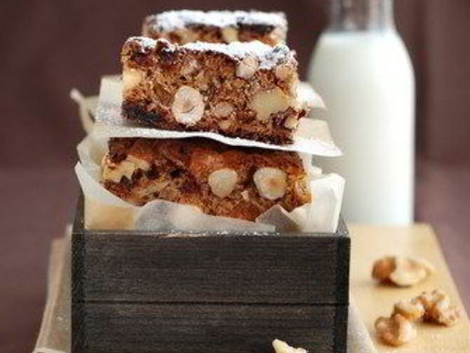 Рецепт пирожных с ягодами, миндалем и шоколадом