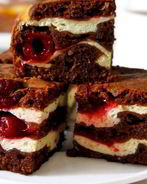 Шоколадный брауни с творогом и вишней