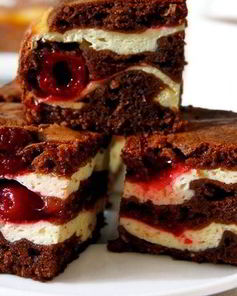 Шоколадный брауни с творогом и вишней