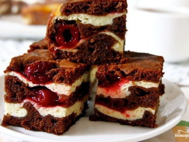 Рецепт шоколадного брауни с творогом и вишней