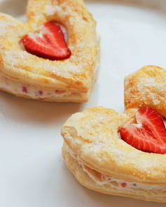 Слоеное пирожное с клубникой и маскарпоне