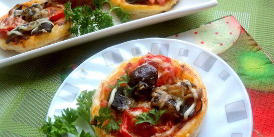Мини-пицца с грибами и ветчиной