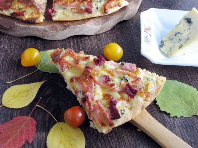 Рецепт осенней пиццы с горгонзолой и ветчиной