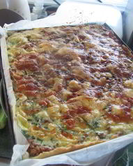 Пицца с колбасой