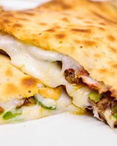 Пицца кальцоне с курицей