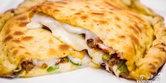 Пицца кальцоне с курицей