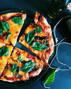 Пицца Маргарита с моцареллой и пармезаном