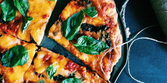 Пицца Маргарита с моцареллой и пармезаном