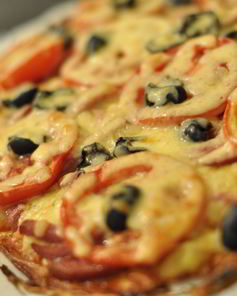 Пицца на тонком тесте с колбасой и картофельным пюре