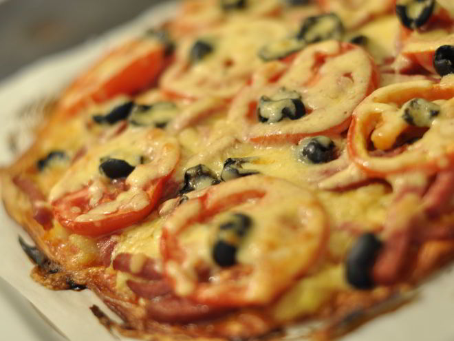 Рецепт пиццы на тонком тесте с колбасой и картофельным пюре