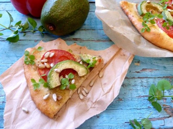 Рецепт пиццы с авокадо и семечками