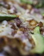 Пицца с авокадо, ветчиной и сыром