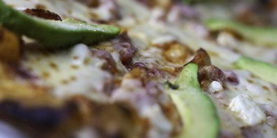 Пицца с авокадо, ветчиной и сыром