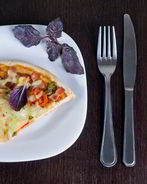 Пицца с беконом и овощами