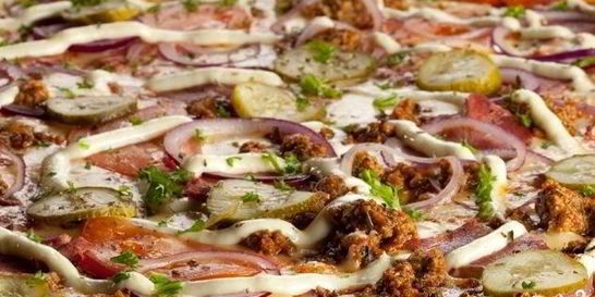 Пицца с грибами и огурцами