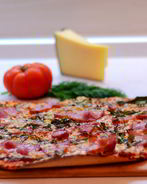 Пицца с грудинкой, сыром и рукколой