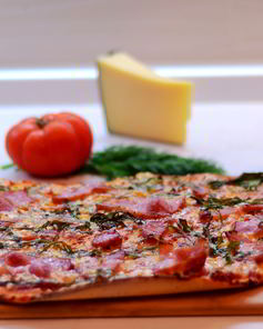 Пицца с грудинкой, сыром и рукколой