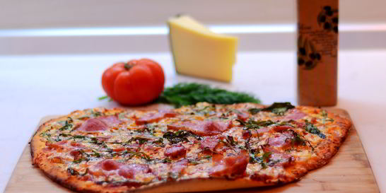 Пицца с грудинкой, сыром и рукколой