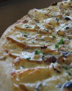 Пицца с грушами и голубым сыром