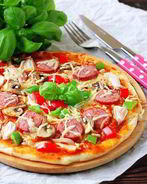 Пицца с колбаской из индейки, грибами и сладким перцем