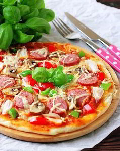 Пицца с колбаской из индейки, грибами и сладким перцем